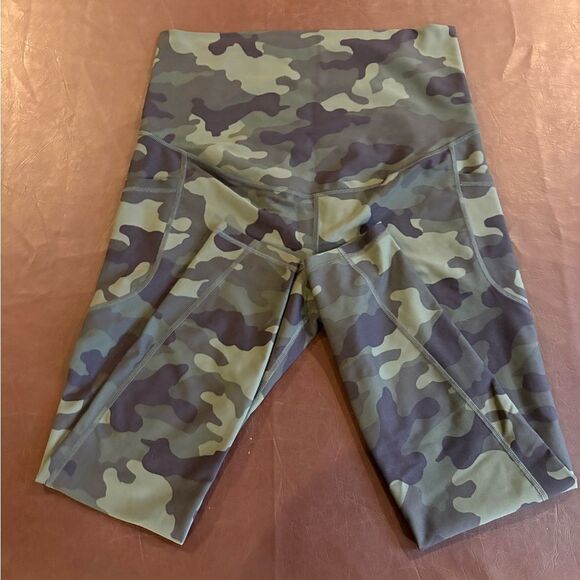 💥Buy 2 Get 1 Free💥 Old Navy Active Camouflage Maternity Leggings - Picture 1 of 3